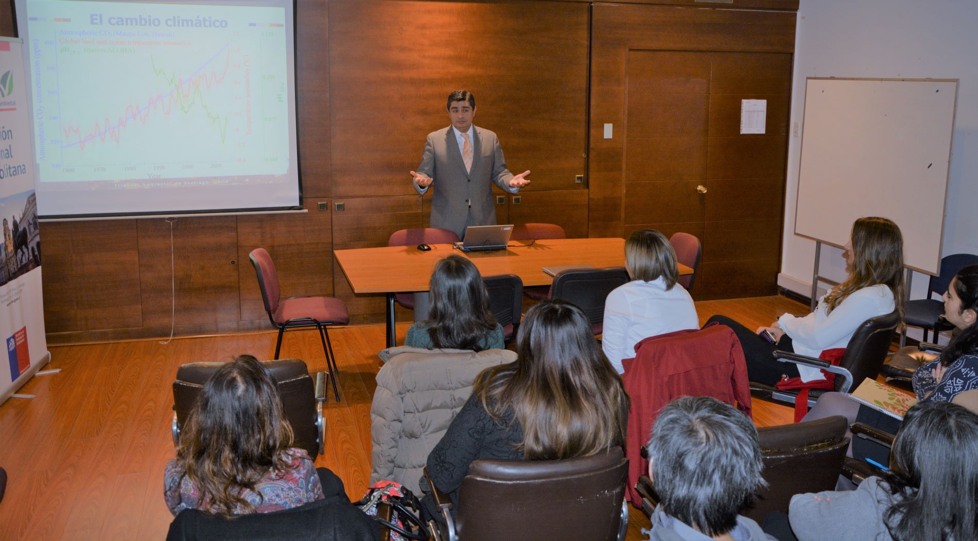 Ministro Felipe Sabando expuso sobre cambio climático a profesionales de la Dirección Metropolitana del Servicio de Evaluación Ambiental Ministro Felipe Sabando expuso sobre cambio climático a profesionales de la Dirección Metropolitana del Servicio de Evaluación Ambiental